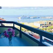 Amplio apartamento con piscina ,vista panoramica al mar junto al paseo maritimo