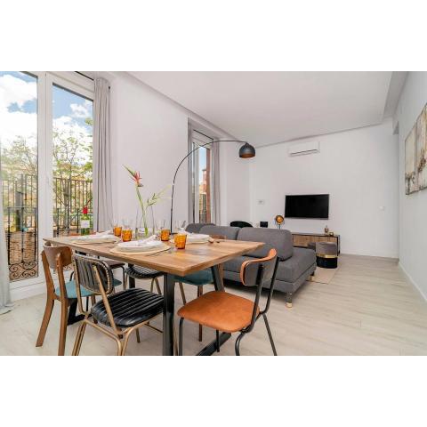 Apartment with Balconies in La Latina by Batuecas