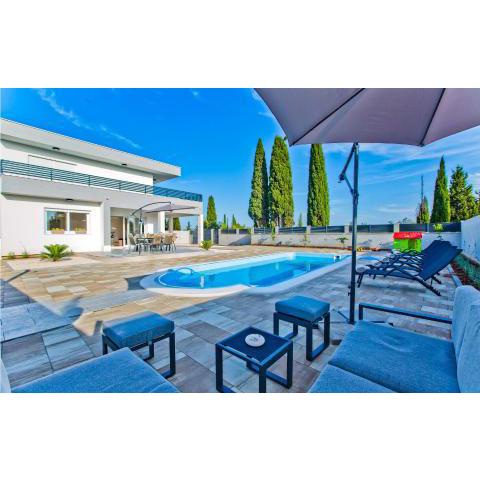 Nice home in Bogomolje w/ Outdoor swimming pool, WiFi and 3 Bedrooms