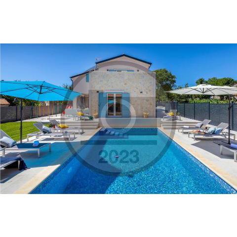 Stunning home in Hrboki with Outdoor swimming pool, Jacuzzi and 2 Bedrooms